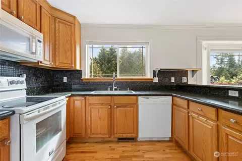 Kitchen - 12014 10th Dr SE #B, Everett, WA 98208 photo 2 of 12