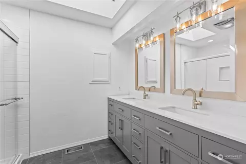 Bath - 11732 44th Dr SE, Everett, WA 98208 photo 1 of 2