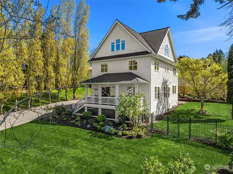 9725 Hilltop Dr NE, Bainbridge Island, WA 98110