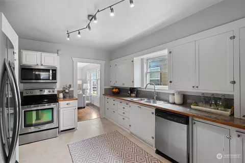Kitchen - 3630 Rockefeller Ave, Everett, WA 98201 photo 1 of 6