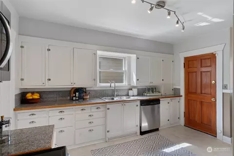 Kitchen - 3630 Rockefeller Ave, Everett, WA 98201 photo 4 of 6