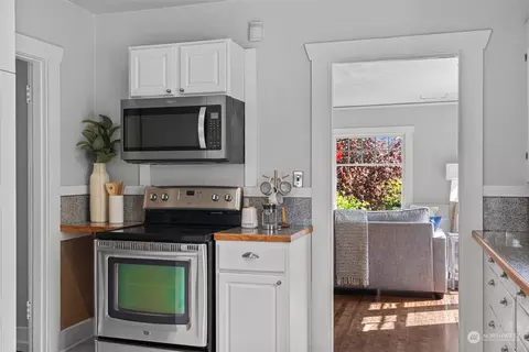 Kitchen - 3630 Rockefeller Ave, Everett, WA 98201 photo 3 of 6