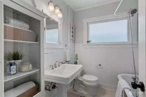 Bath - 3630 Rockefeller Ave, Everett, WA 98201 photo 1 of 1