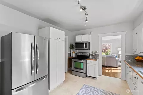 Kitchen - 3630 Rockefeller Ave, Everett, WA 98201 photo 2 of 6