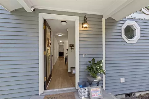Entry Way - 7 E Mcgill Ave, Everett, WA 98208 photo 1 of 2