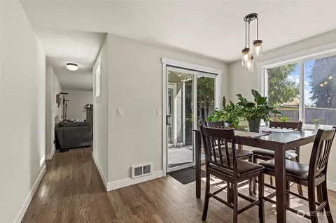 Entry Way - 7 E Mcgill Ave, Everett, WA 98208 photo 2 of 2