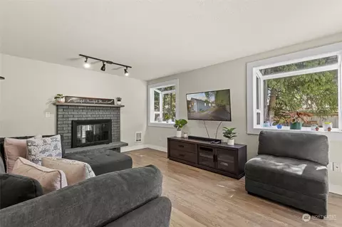 Living - 7 E Mcgill Ave, Everett, WA 98208 photo 2 of 4