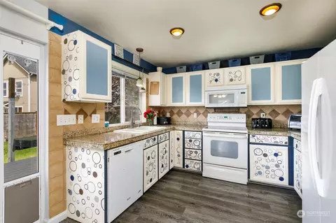 Kitchen - 403 Callendar St NW, Orting, WA 98360 photo 2 of 3