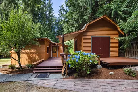 7583 Bailey Rd, Clinton, WA 98236