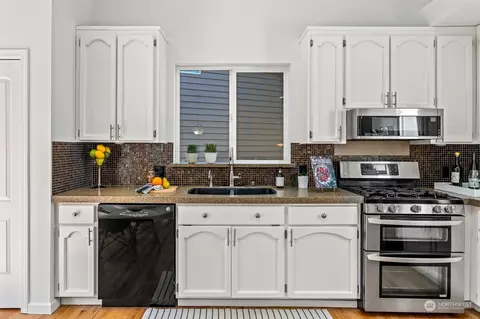 Kitchen - 5506 138th Pl SE, Everett, WA 98208 photo 2 of 4