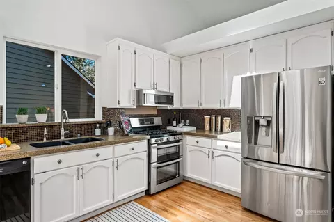 Kitchen - 5506 138th Pl SE, Everett, WA 98208 photo 3 of 4