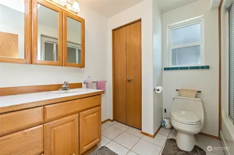 Bath - 10 E Sea Vista Ct, Grapeview, WA 98546 photo 3 of 4