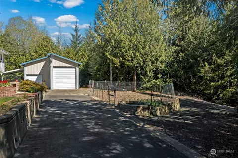 Exterior - 10 E Sea Vista Ct, Grapeview, WA 98546 photo 5 of 7