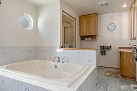 Bath - 10 E Sea Vista Ct, Grapeview, WA 98546 photo 1 of 4