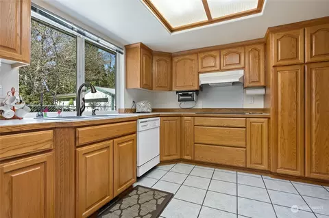 Kitchen - 10 E Sea Vista Ct, Grapeview, WA 98546 photo 1 of 3