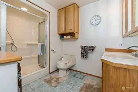 Bath - 10 E Sea Vista Ct, Grapeview, WA 98546 photo 2 of 4