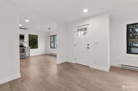 Living - 15 112th St SE, Everett, WA 98208 photo 1 of 4