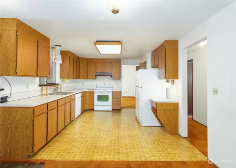 Kitchen - 334 Dungeness Mdws, Sequim, WA 98382 photo 3 of 3