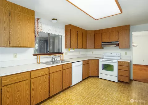Kitchen - 334 Dungeness Mdws, Sequim, WA 98382 photo 1 of 3