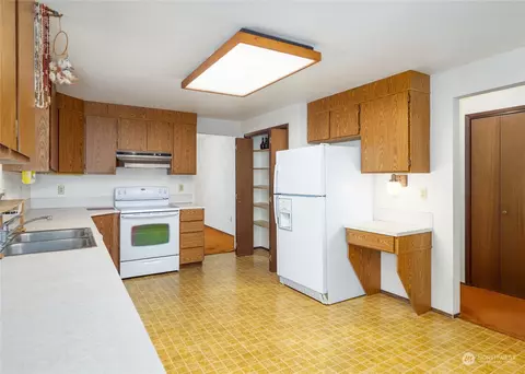 Kitchen - 334 Dungeness Mdws, Sequim, WA 98382 photo 2 of 3