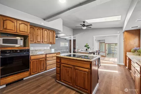 Kitchen - 340 23rd Ave, Longview, WA 98632 photo 4 of 8