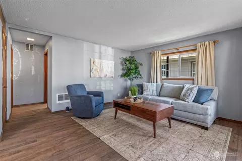 Living - 340 23rd Ave, Longview, WA 98632 photo 2 of 6