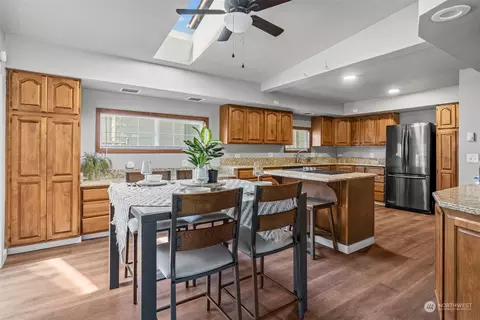 Kitchen - 340 23rd Ave, Longview, WA 98632 photo 6 of 8