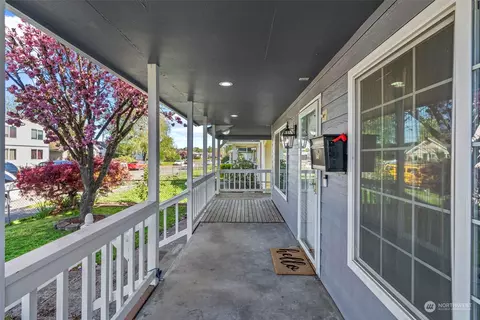 Exterior - 340 23rd Ave, Longview, WA 98632 photo 5 of 10