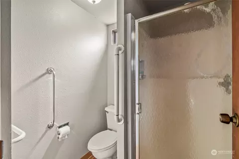 Bath - 340 23rd Ave, Longview, WA 98632 photo 4 of 4