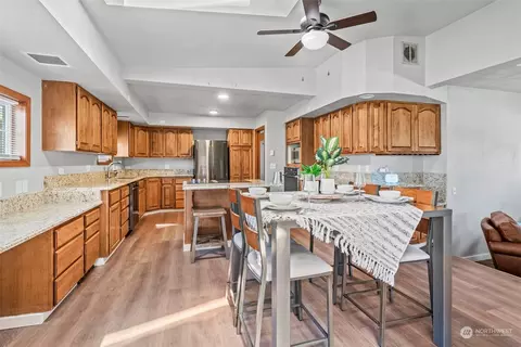 Kitchen - 340 23rd Ave, Longview, WA 98632 photo 5 of 8