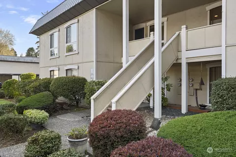 1625 103rd Pl NE #M3, Bellevue, WA 98004