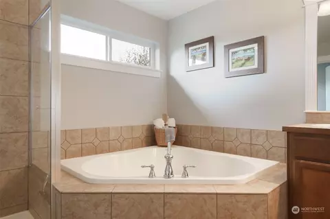 Bath - 16730 39th Ave SE, Bothell, WA 98012 photo 4 of 5