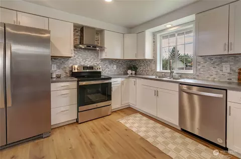Kitchen - 17512 6th Ave E, Spanaway, WA 98387 photo 2 of 4