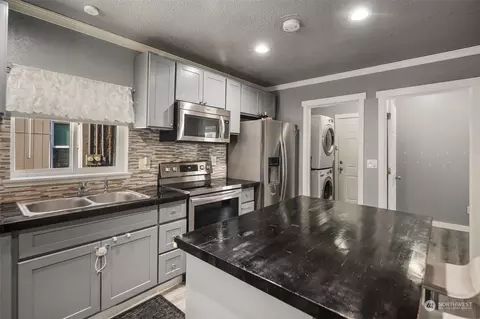 Kitchen - 1611 Walnut St, Everett, WA 98201 photo 6 of 9