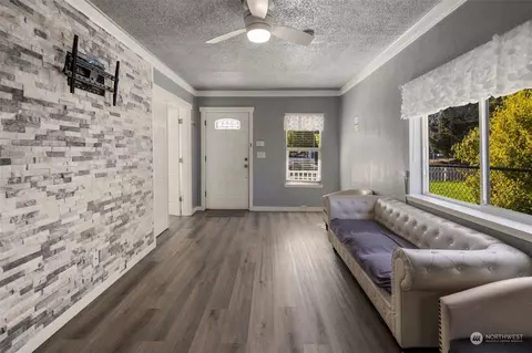 Living - 1611 Walnut St, Everett, WA 98201 photo 1 of 1