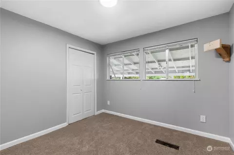 Bedroom - 1466 Franklin St, Enumclaw, WA 98022 photo 5 of 6