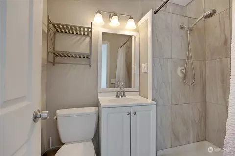 Bath - 1466 Franklin St, Enumclaw, WA 98022 photo 3 of 3