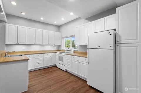 Kitchen - 1466 Franklin St, Enumclaw, WA 98022 photo 1 of 3