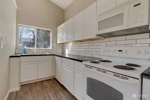 Kitchen - 1466 Franklin St, Enumclaw, WA 98022 photo 2 of 3