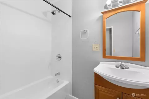 Bath - 1466 Franklin St, Enumclaw, WA 98022 photo 2 of 3