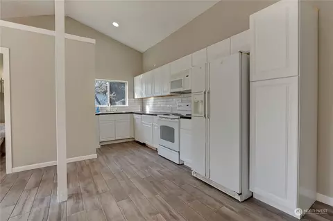 Kitchen - 1466 Franklin St, Enumclaw, WA 98022 photo 3 of 3