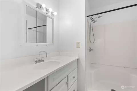 Bath - 1466 Franklin St, Enumclaw, WA 98022 photo 1 of 3