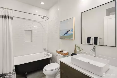 Bath - 1532 15th Ave E, Seattle, WA 98112 photo 5 of 5
