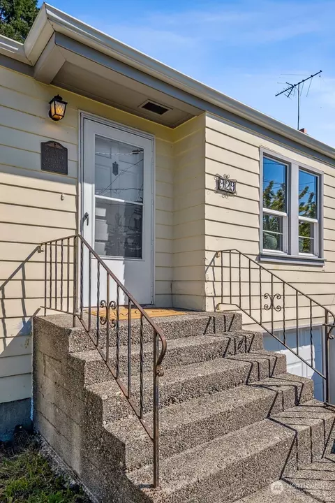 Exterior - 929 E Temperance St, Kent, WA 98030 photo 3 of 7