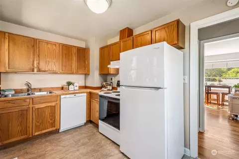 Kitchen - 929 E Temperance St, Kent, WA 98030 photo 1 of 3