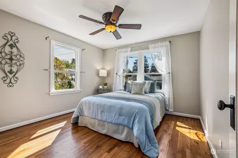 Bedroom - 929 E Temperance St, Kent, WA 98030 photo 2 of 3