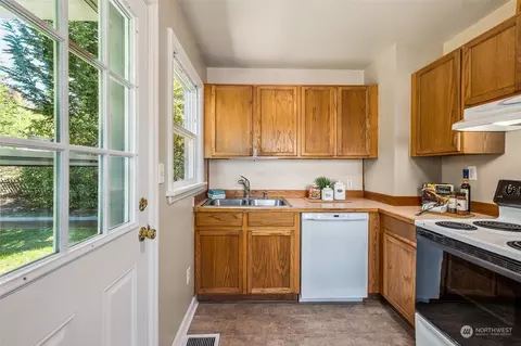 Kitchen - 929 E Temperance St, Kent, WA 98030 photo 2 of 3