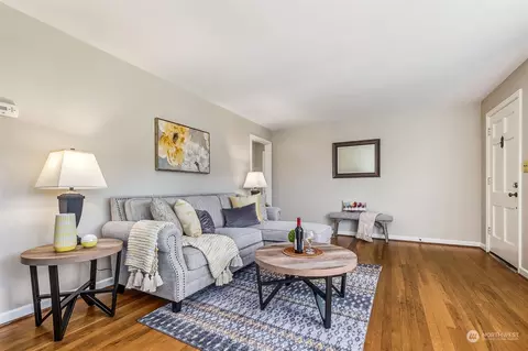Living - 929 E Temperance St, Kent, WA 98030 photo 2 of 3