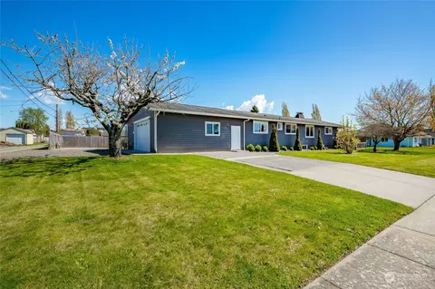390 4th St, Blaine, WA 98230
