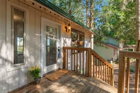 82 Grand View Ln, Bellingham, WA 98229